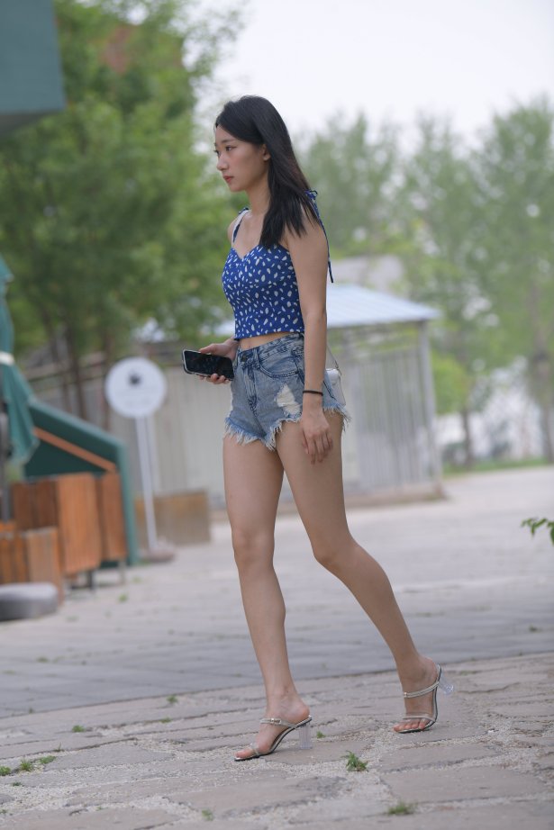 精选街拍作品 NO.2573 红石专区 – 牛仔热裤镁钕 2 [96P/83M]