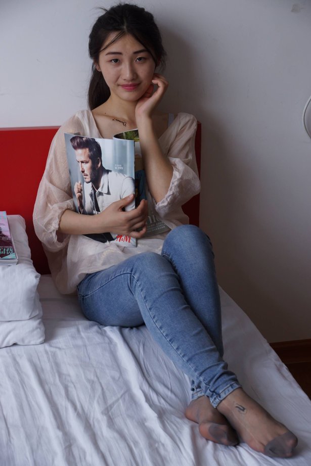 自由摄影 No.005 惬意的周末经典短灰丝陪你看看书 [93P/141MB]