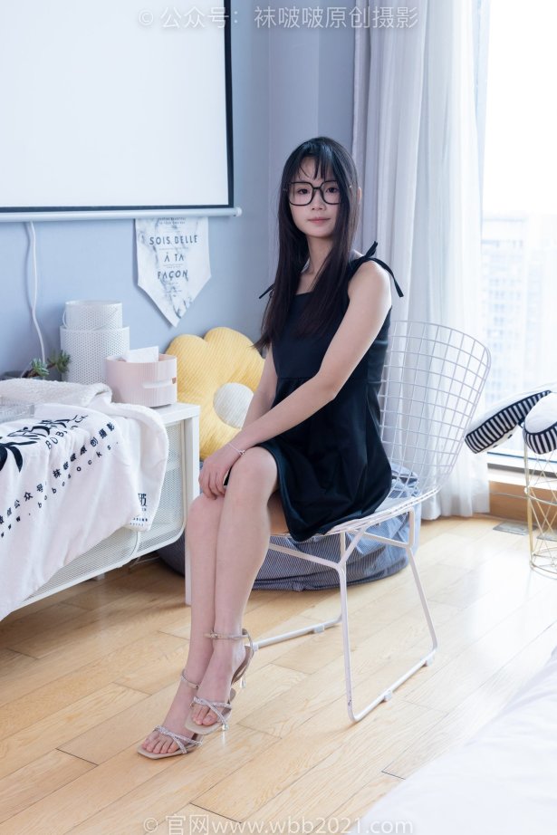 [BoBoSocks袜啵啵]NO.359 甜甜圈-板鞋、高跟鞋、牛仔裤、裸足、连衣裙、肉丝[180P/1V/8.16GB]