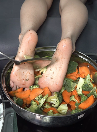 贞贞的食物美脚最后翻炒出锅香极了[1V/902M]