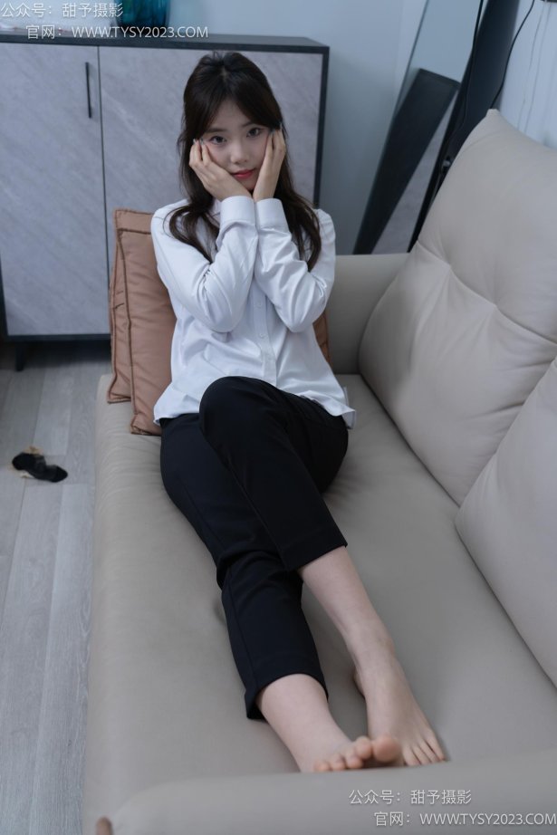 甜予摄影 NO.059 璇璇-OL至服、高跟鞋、薄绿丝、短肉丝短黑丝、裸足[151P/2V/12.4GB]