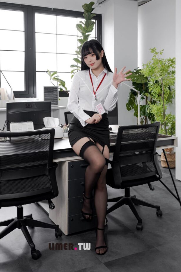 Limerence 110 之之 絕美職員讓你上班無法專心的黑絲＆裸足完整版 [202P/3V/4.18G]