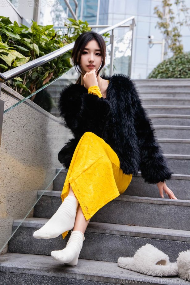 足愉心 NO.010 星朵（搭配：黑色毛衫、黄色连衣裙、绒毛拖鞋、白色棉袜、裸足）[110P/2V/13.6GB]