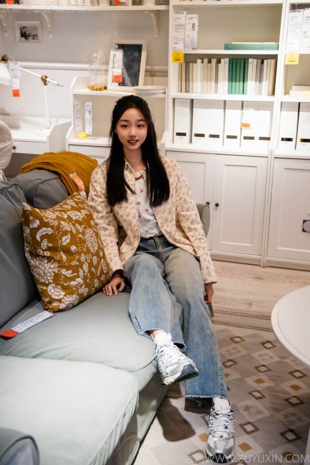 足愉心 NO.012 奶芙（搭配：碎花衬衫、牛仔长裤、运动鞋、白色棉袜、裸足）[110P/2V/14.5GB]