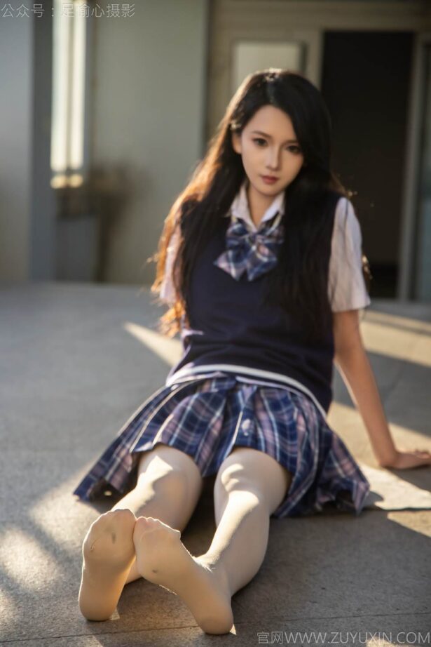 足愉心 NO.019 果酱（搭配：JK至服、小皮鞋、黑色丝袜、肉色打底裤）[109P/2V/10.9GB]