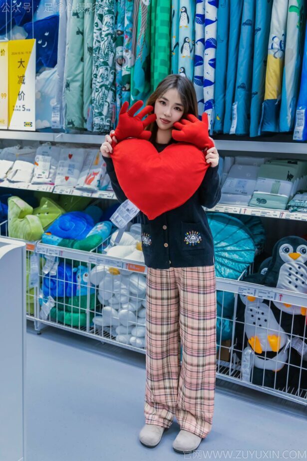 足愉心 NO.032 软软（搭配：黑色外套、黄色格子长裤、毛绒拖鞋、粉色棉袜、裸足）[120P/2V/11.4GB]