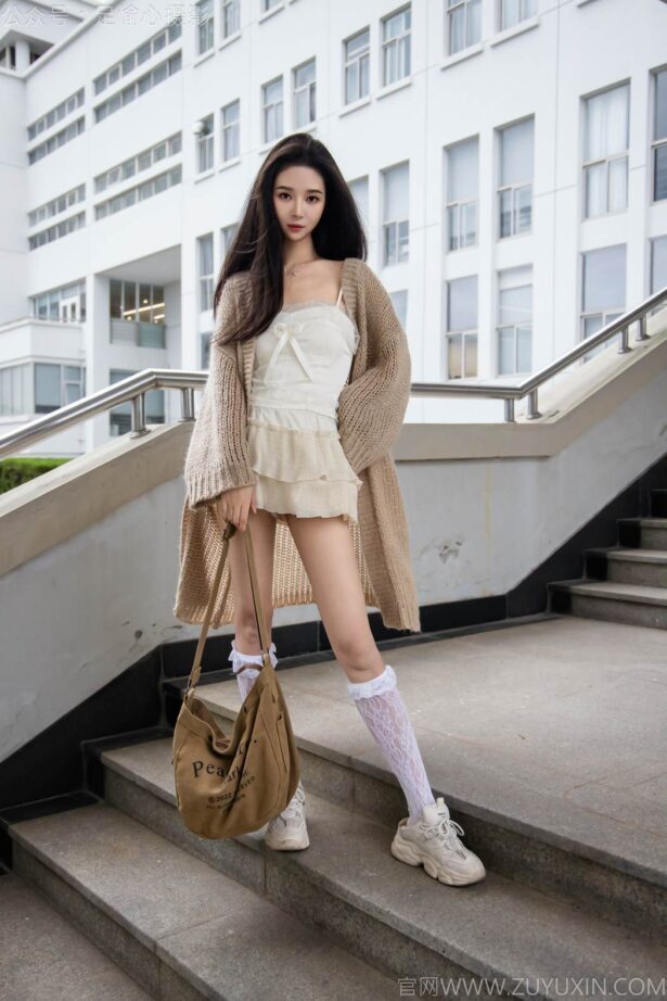 足愉心 NO.017 南南（搭配：针织长衣、白色吊带、运动鞋、白色丝袜、裸足）[110P/2V/9.49GB]