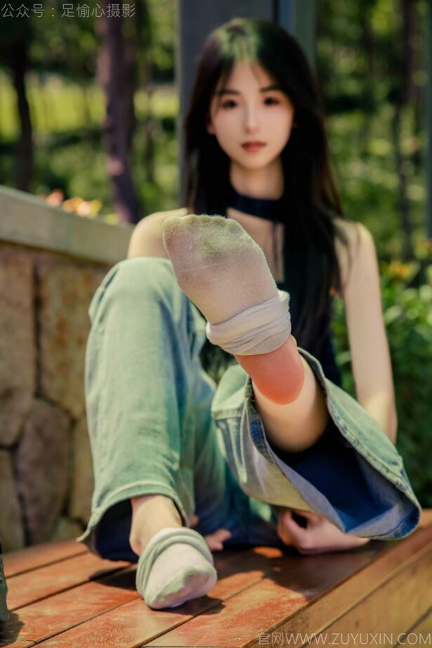 足愉心 NO.049 小瑶（搭配：蓝色格子吊带、牛仔长裤、白棉袜、洞洞鞋、裸足）[120P/2V/10.7GB]