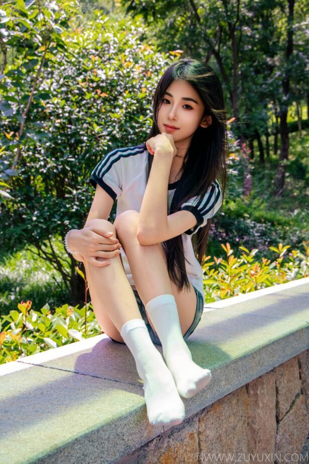 足愉心 NO.051 小瑶（搭配：T恤、牛仔短裤、白棉袜、帆布鞋、裸足）[115P/2V/12.9GB]