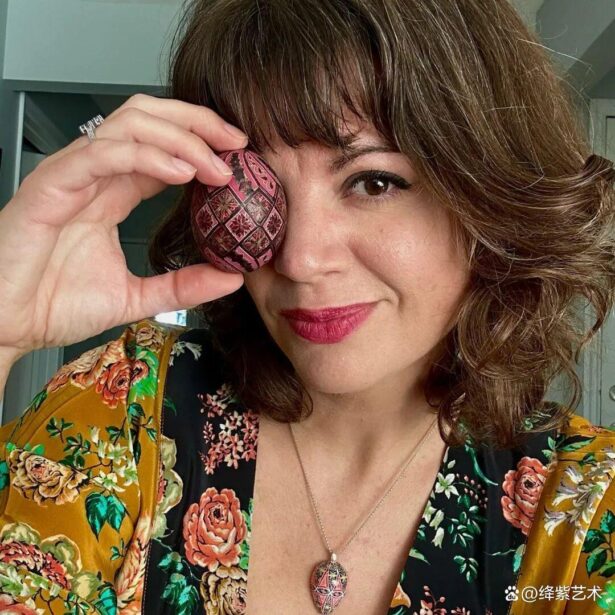 她用独特的“蛋画”技艺，将3毛钱的鸡蛋，变成3000元的艺术品