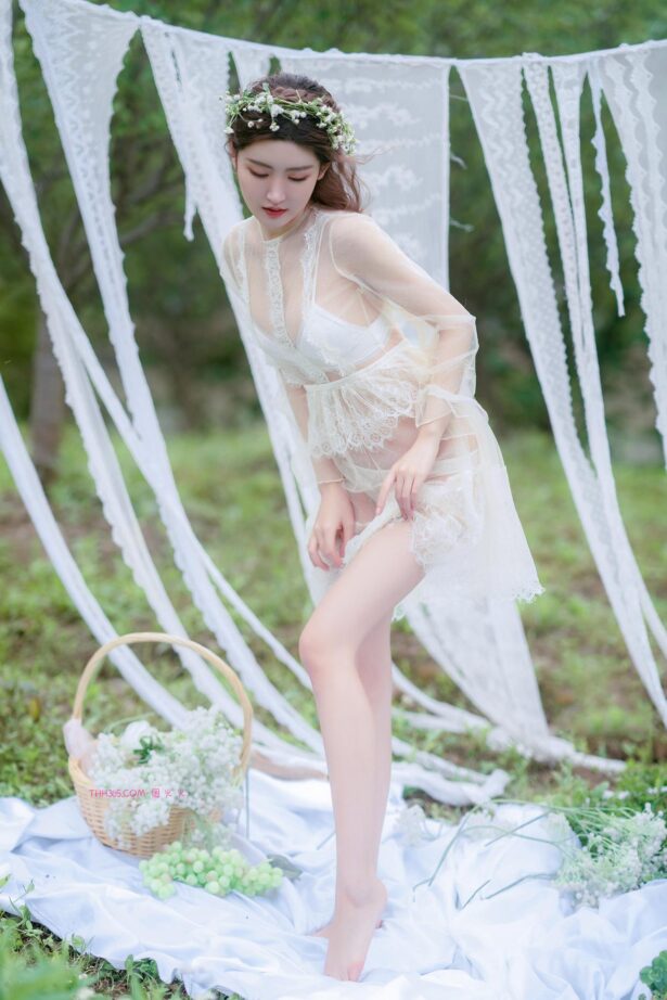 越来越多的人喜欢在外景布置场景来拍摄写真