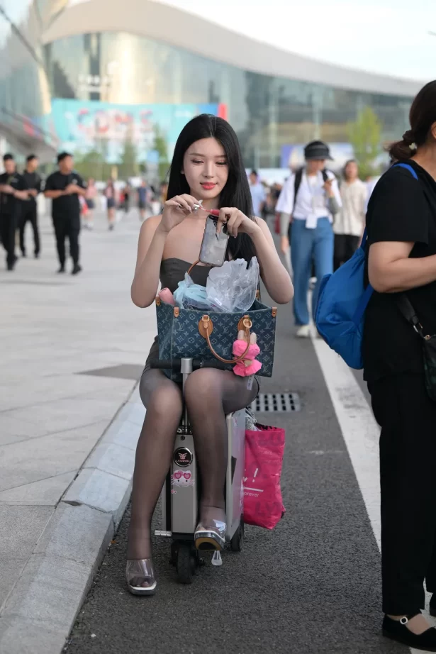 精选街拍作品 NO.6214 油亮黑丝大长腿-妍熙[188P/423MB]