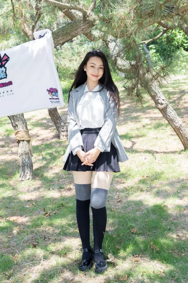 勿恋传媒 NO.2511 岚岚-至服、皮鞋、黑灰拼接过膝袜、厚肉丝[200P/1V/6.35GB]