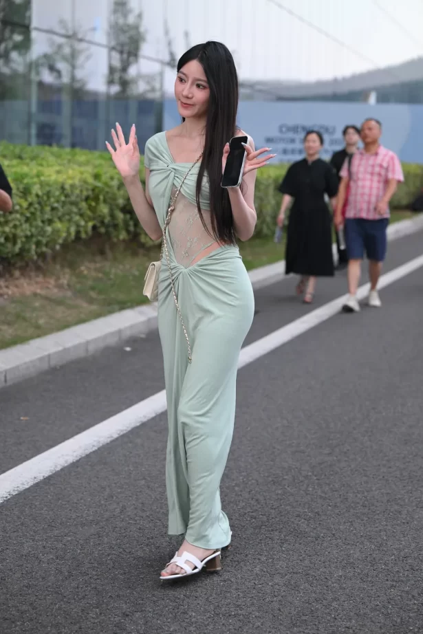 精选街拍作品 NO.6244 优雅绿色长裙[108P/333MB]