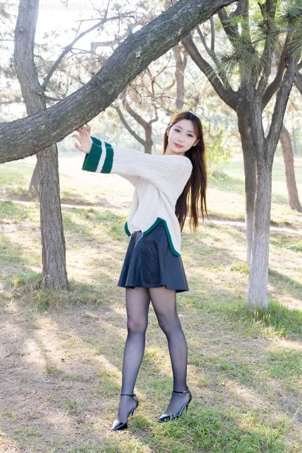 勿恋传媒 NO.2509 泡泡-高跟鞋、油亮薄黑丝、户外草地丝袜[180P/1V/5.71GB]