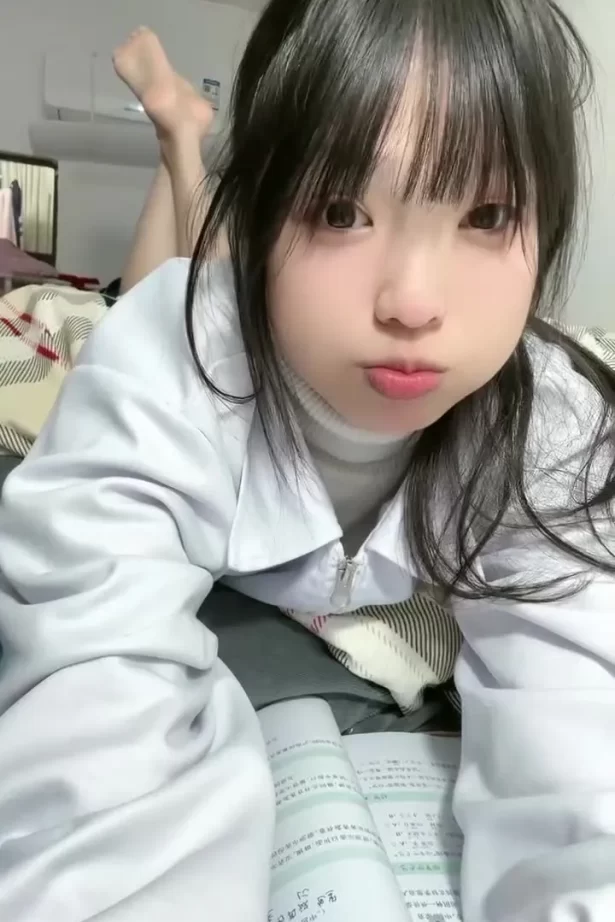 脚模面试脸足同框套路系列-178 呆萌红指甲美眉 [28V/327M]