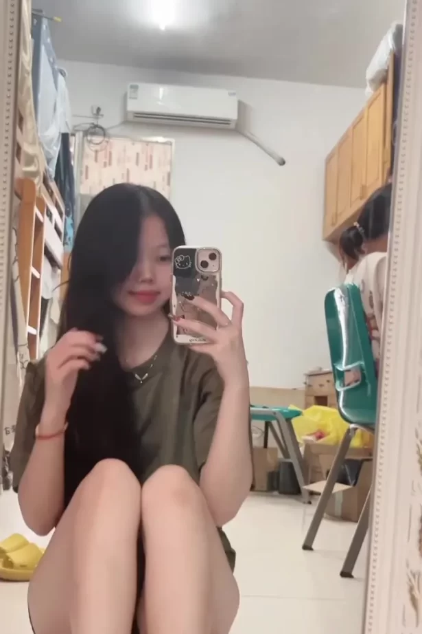 脚模面试脸足同框套路系列-176 大学宿舍 [17V/100M]